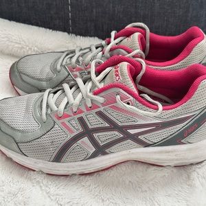 ASICS Women’s Sneakers. Size 9.